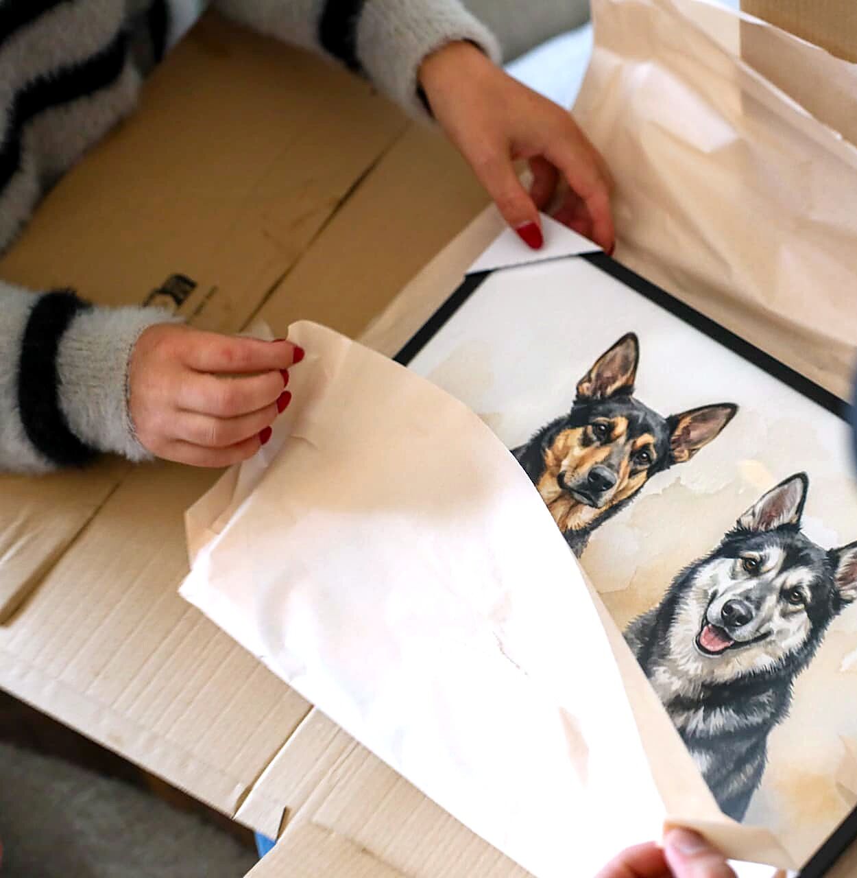 Uitpakken van een ingelijst portret van twee honden
